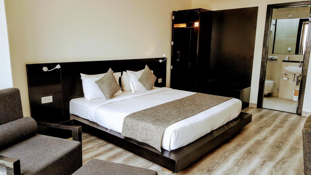 The Saneer Jaipur Hotel Bagian luar foto