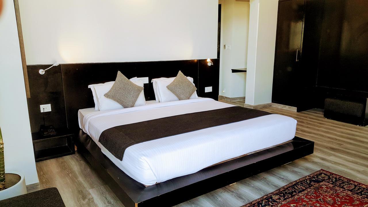 The Saneer Jaipur Hotel Bagian luar foto