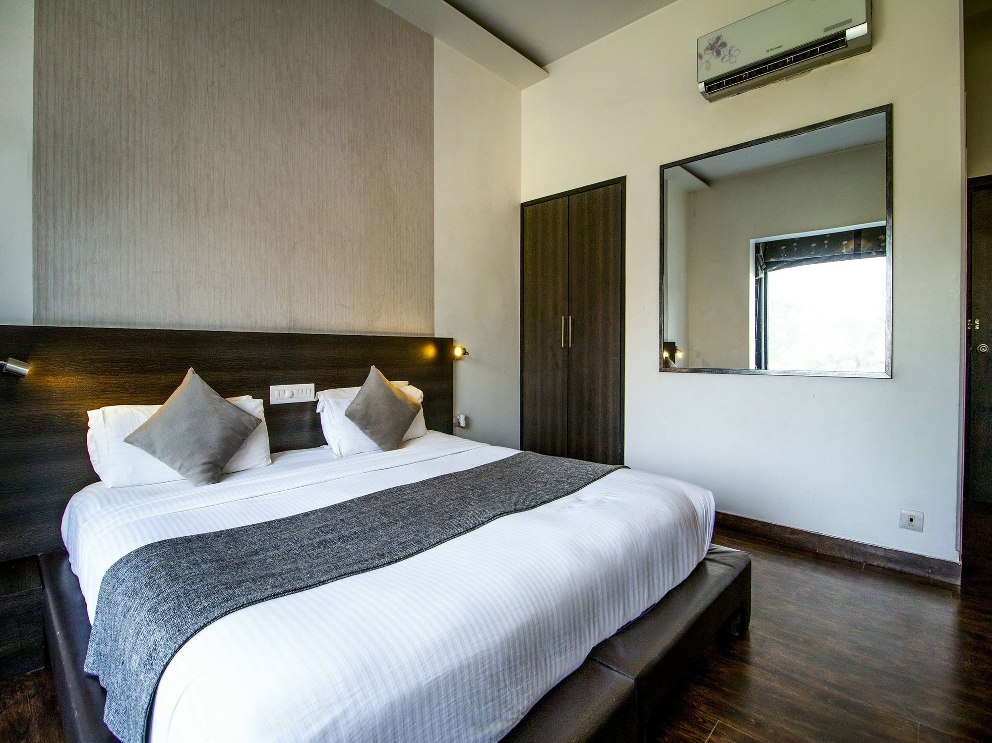 The Saneer Jaipur Hotel Bagian luar foto