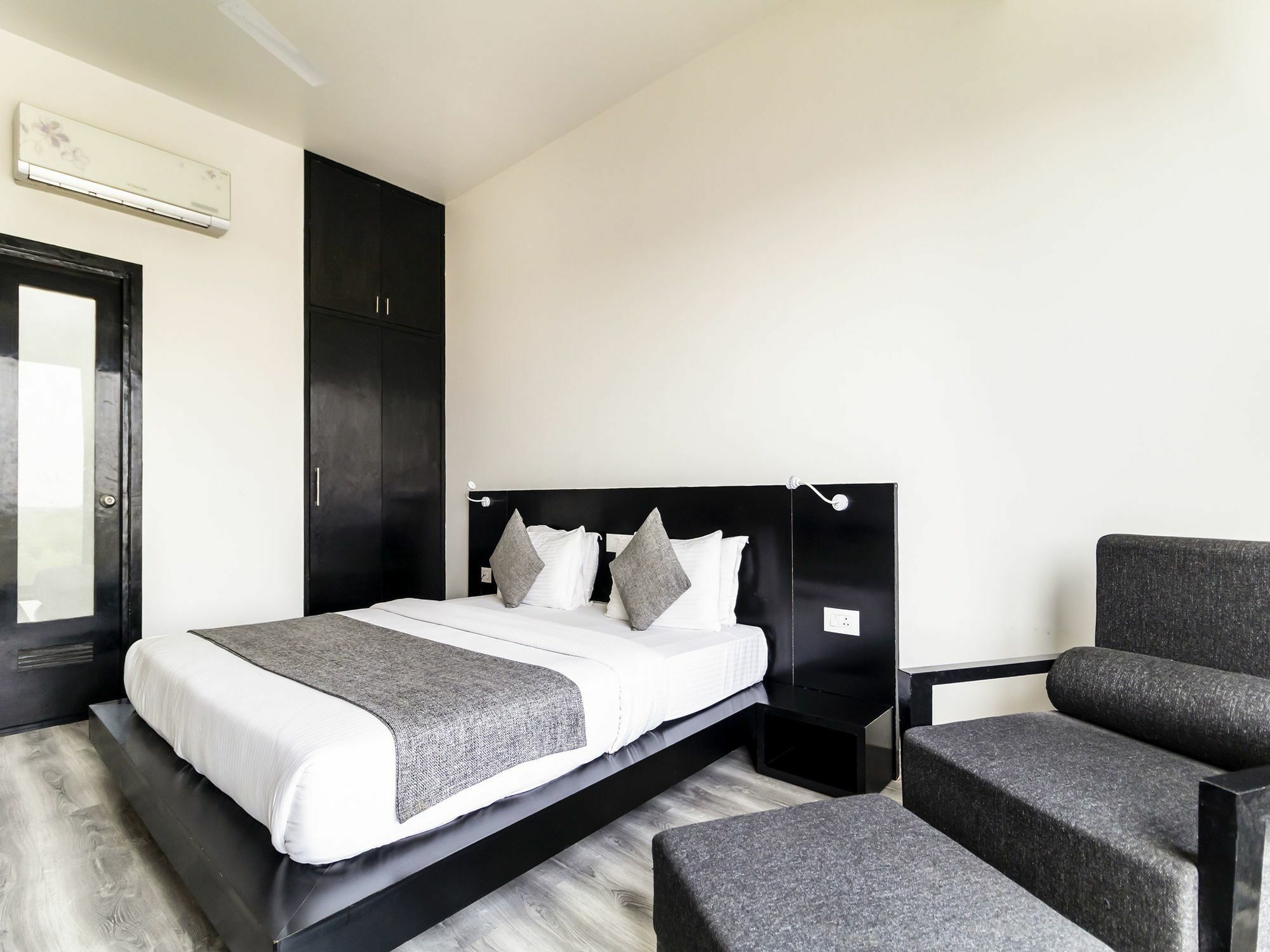 The Saneer Jaipur Hotel Bagian luar foto
